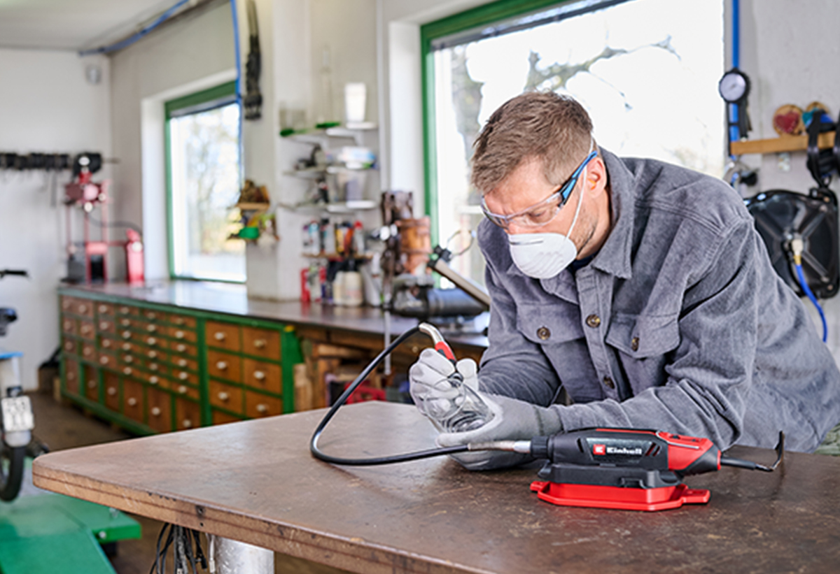 Απεικονίζεται άνδρας να χρησιμοποιεί το πολυεργαλείο σε ένα ποτήρι.